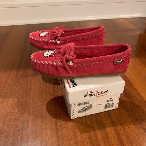 Minnetonka Hello Kitty pink moccasins Girl Size 2 - Picture 4 of 5